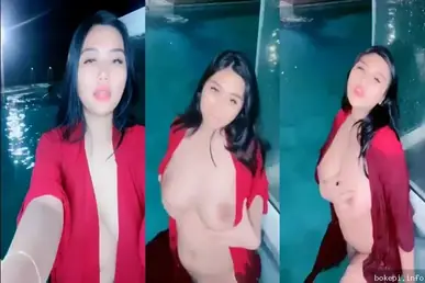 Cewek Cantik Pamer Body Colmek di Pinggir Kolam Sampe Becek